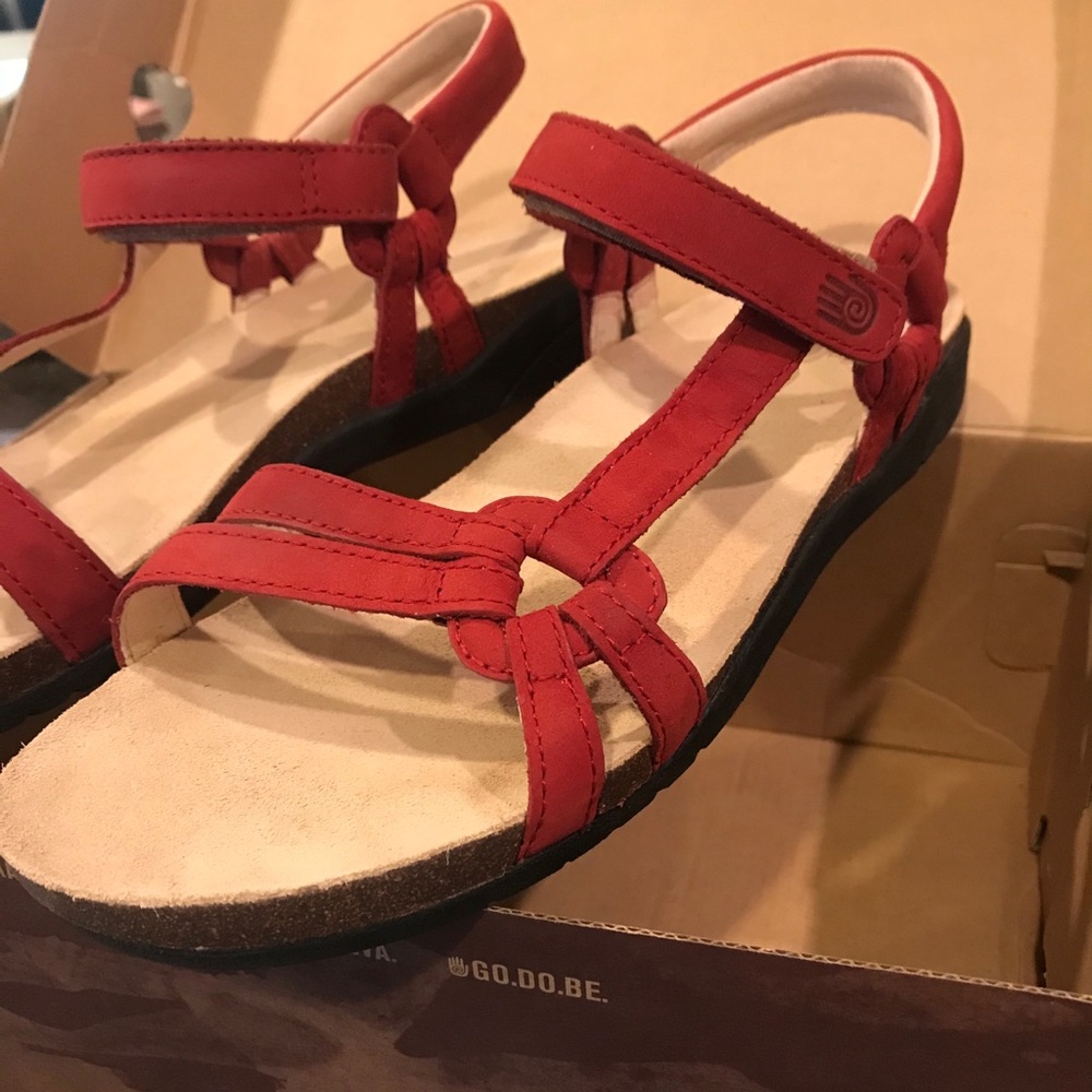 TEVA Ventura Cork Red 9.5 women’s